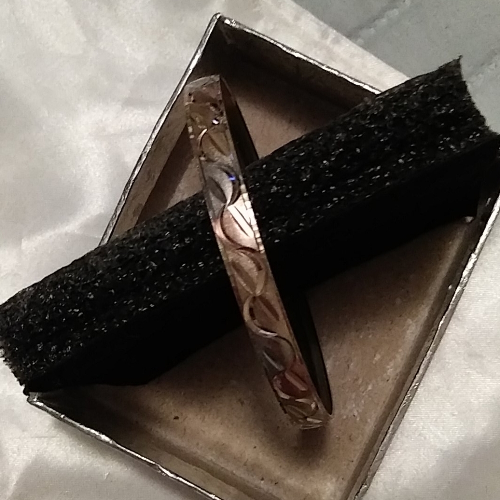 Gold bangle bracelet - Picture 2 of 4
